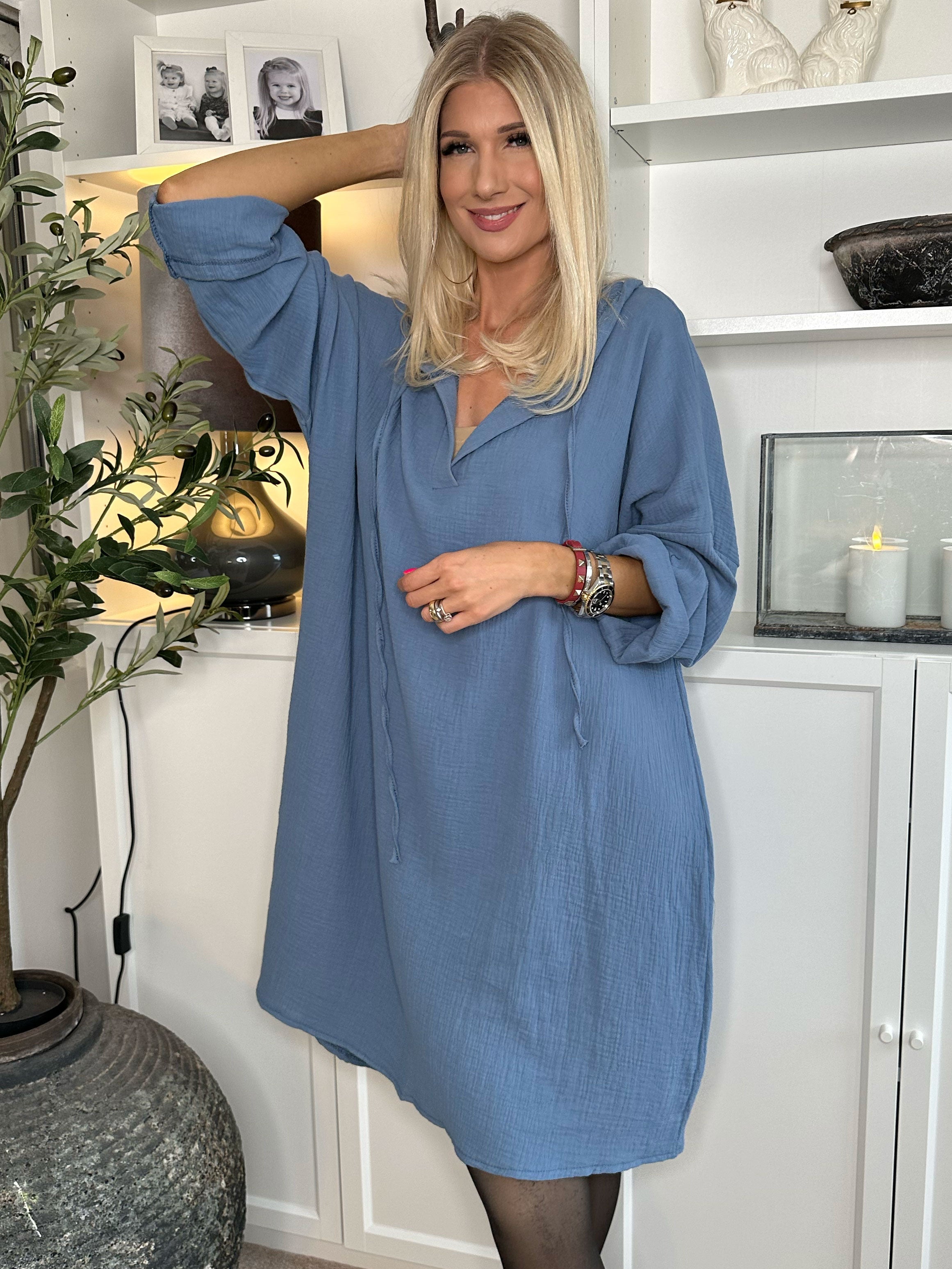 Anicha - Mjuk klänning i bomull med keps